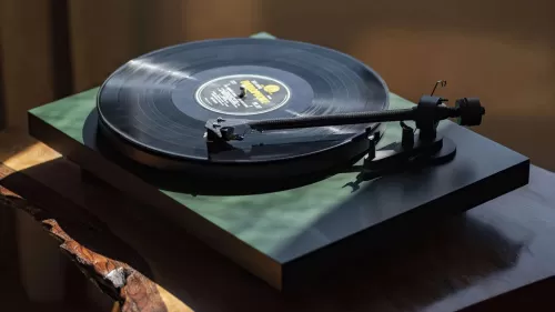 Проигрыватель винила Pro-Ject Debut Carbon EVO High Gloss Black