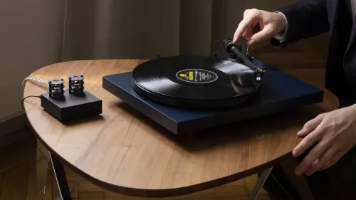 Проигрыватель винила Pro-Ject Debut Carbon EVO High Gloss Black