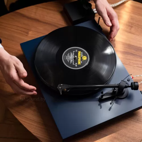 Проигрыватель винила Pro-Ject Debut Carbon EVO High Gloss Black